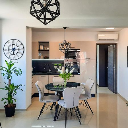 Enjoy Pula - New Apt With Terrace And Free Parking Garage Exterior foto