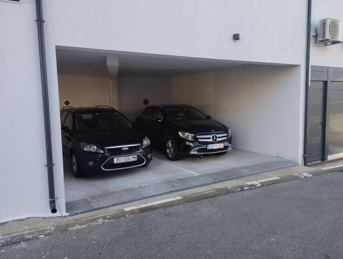 Enjoy Pula - New Apt With Terrace And Free Parking Garage Exterior foto
