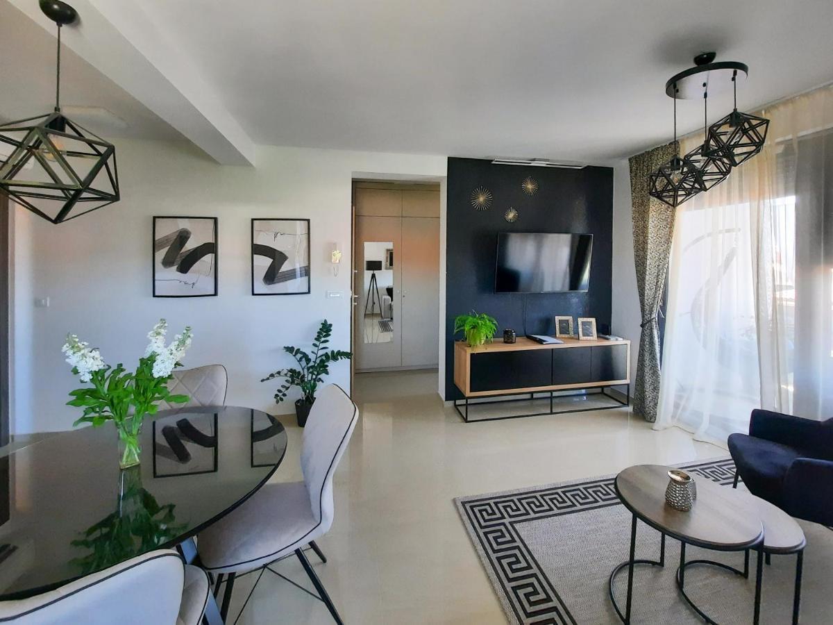 Enjoy Pula - New Apt With Terrace And Free Parking Garage Exterior foto