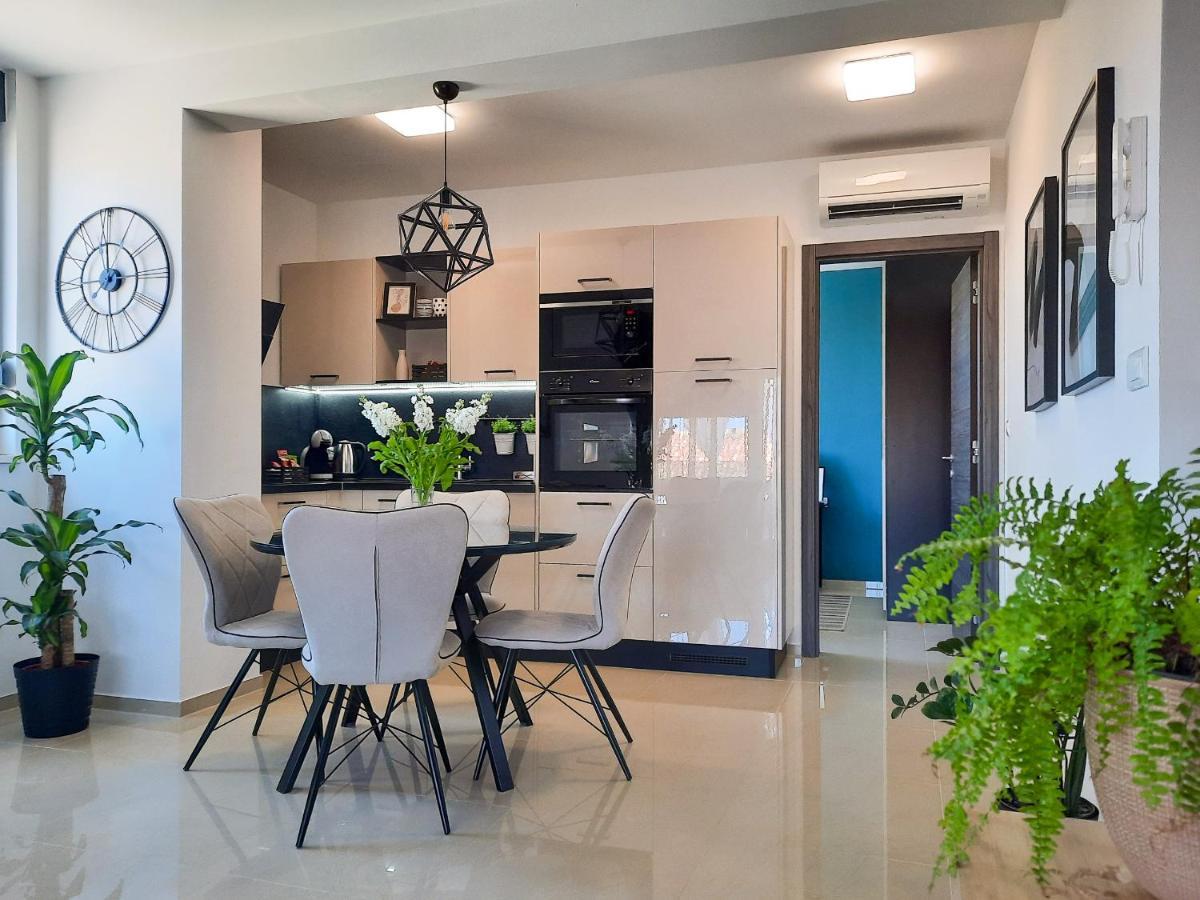 Enjoy Pula - New Apt With Terrace And Free Parking Garage Exterior foto