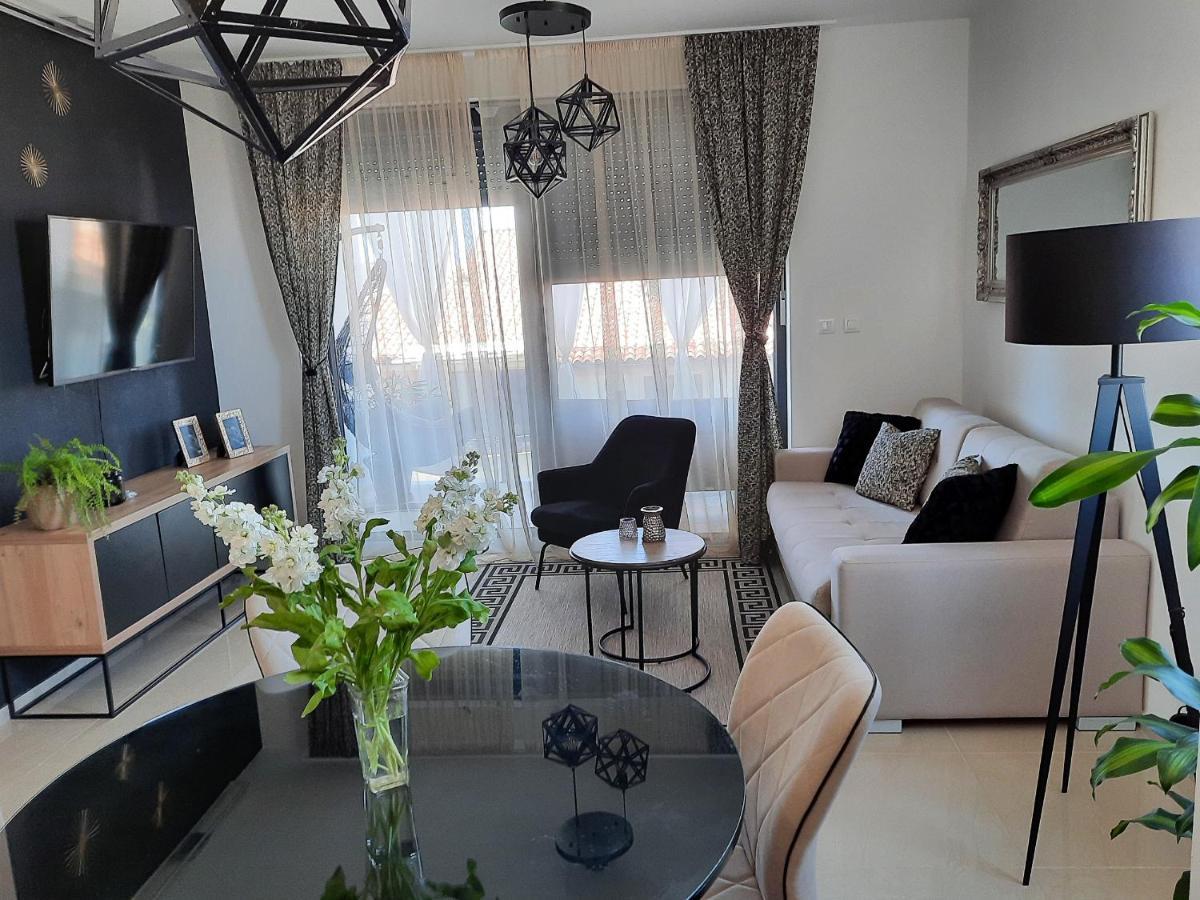Enjoy Pula - New Apt With Terrace And Free Parking Garage Exterior foto