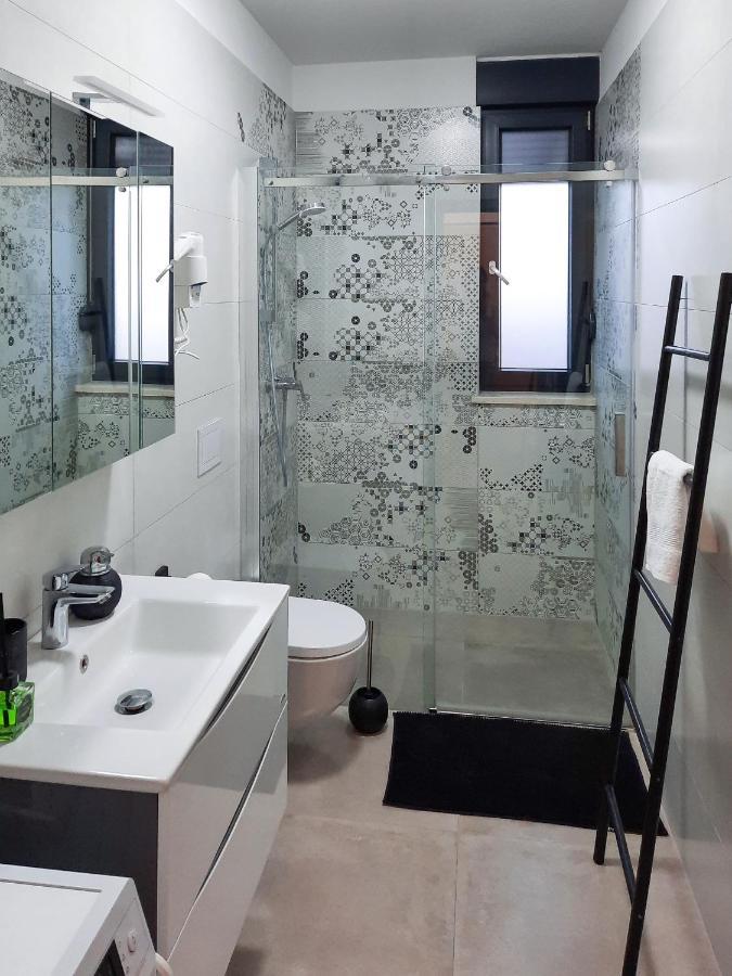 Enjoy Pula - New Apt With Terrace And Free Parking Garage Exterior foto